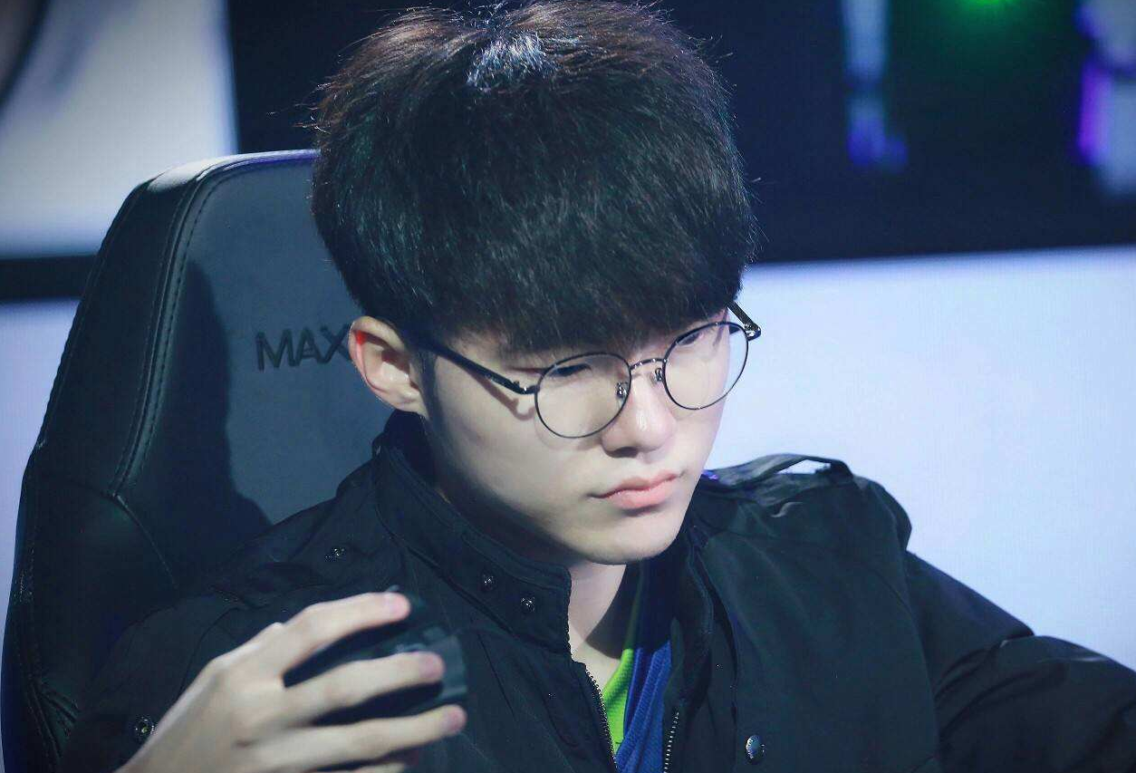 Faker回归赛场,绝杀首场状态亮眼,湖人观众沸腾!(大司马挑战faker) Faker回归赛场,绝杀首场状态亮眼,湖人观众沸腾!(大司马挑战faker)